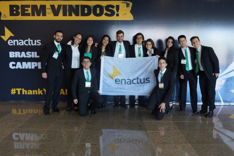 Universitários participantes do Projeto Teia na final do Campeonato Enactus