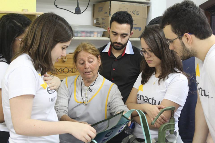 Participantes do projeto Teia e empreendedora em oficina de costura